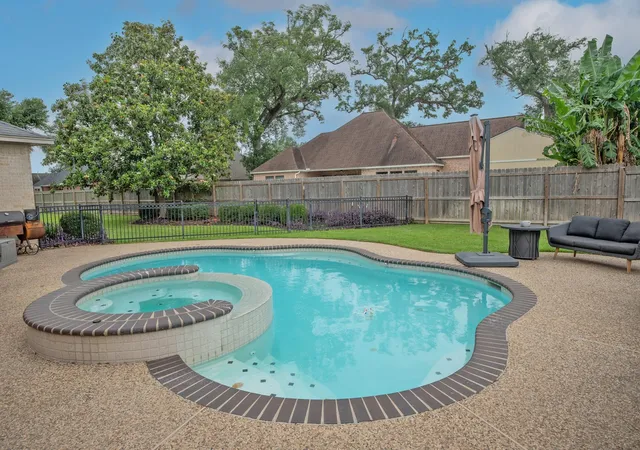 2nd image of 56 English Oak Ct, Lake Jackson, TX 77566 | MLS# 62656112
