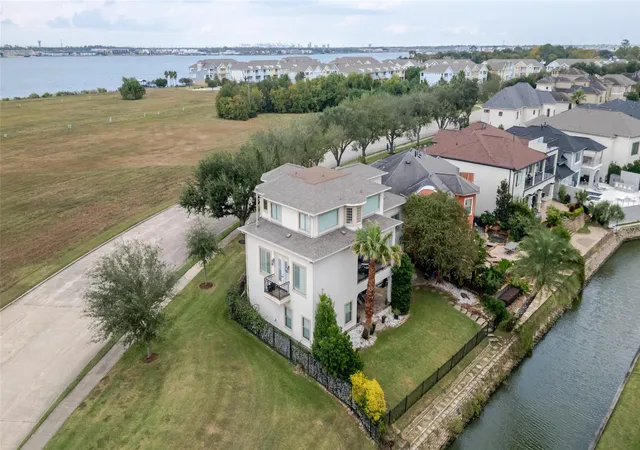 Photo 3 of Single family home for sale at 1517 Waterside Dr, League City, TX 77573 | MLS# 58202040 | Listing updated on 2026-09-02
