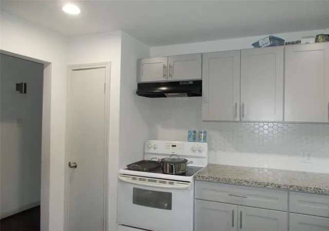 3rd image of 815 W Rittenhouse Rd, Houston, TX 77091 | MLS# 84563592