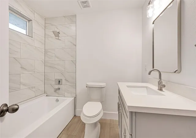 Listing Photo 4 - Condo for sale in building located at 7529 Westover St, Houston, TX 77087