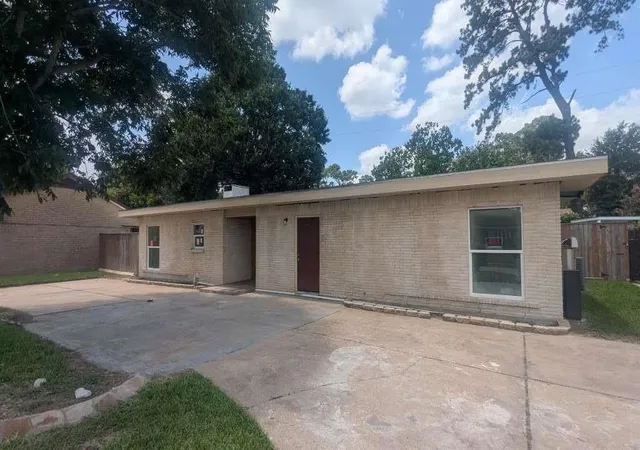 Single family home for sale at 6815 Moss Oaks Dr, Houston, TX 77050 | MLS# 94736790