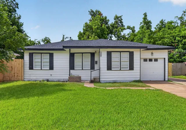 2nd image of 310 Nasturtium St, Lake Jackson, TX 77566 | MLS# 91219599