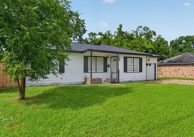 3rd image of 310 Nasturtium St, Lake Jackson, TX 77566 | MLS# 91219599
