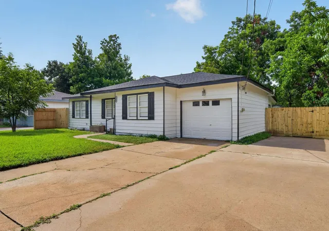 4th image of 310 Nasturtium St, Lake Jackson, TX 77566 | MLS# 91219599