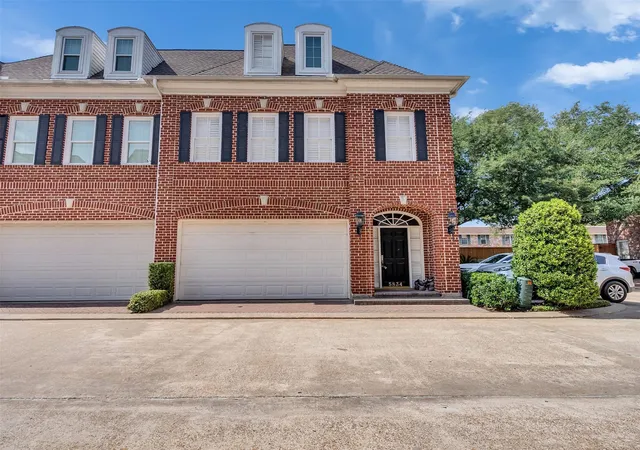 Photo 2 of Townhouse for sale at 5834 Candlewood Ln, Houston, TX 77057 | MLS# 26705692 | Listing updated on 2026-09-11