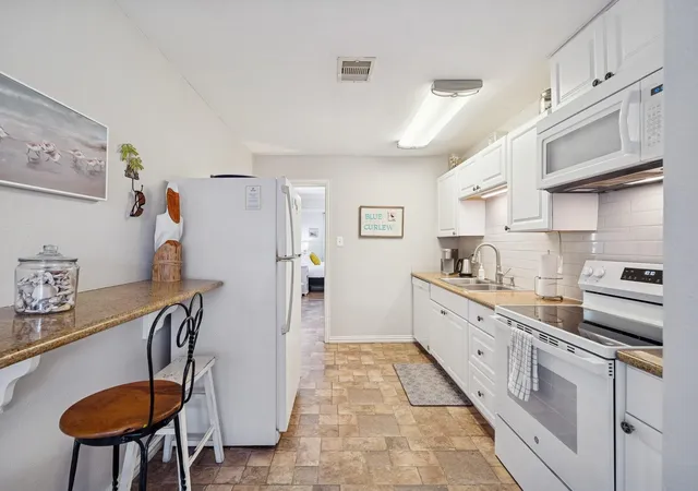 Photo 3 of Sale Pending at 4121 Las Palmas St, Galveston, TX 77554 | MLS# 61708682 | Listing updated on 2026-09-18