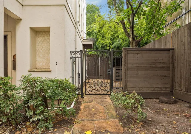 4th image of 1112 Peveto St #C, Houston, TX 77019 | MLS# 23051453