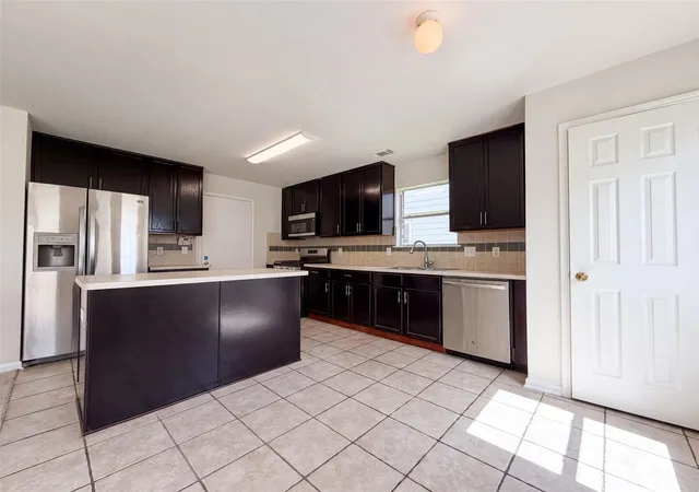 2nd image of 16519 Eaglewood Shadows Dr, Sugar Land, TX 77498 | MLS# 6252444