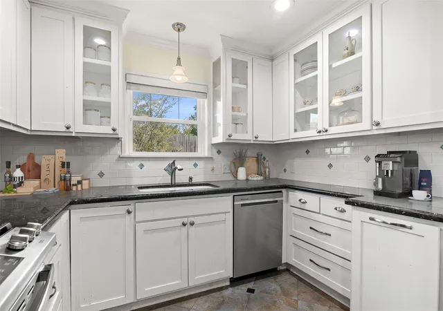 Photo 3 of Sale Pending at 1427 Adkins Rd, Houston, TX 77055 | MLS# 47095260 | Listing updated on 2026-09-08