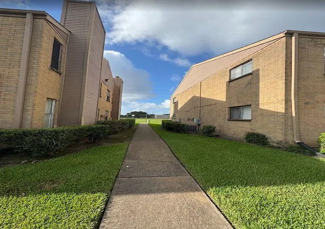 2nd image of 10555 Turtlewood Ct, Houston, TX 77072