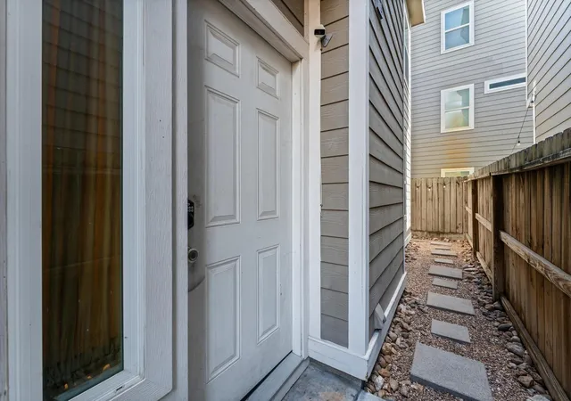 3rd image of 254 N Lenox St, Houston, TX 77011 | MLS# 98826877