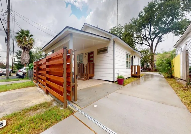 1st image of 426 Middle St, Houston, TX 77003 | MLS# 987498