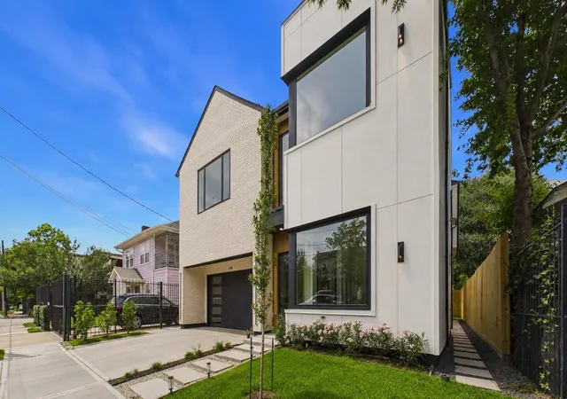 Photo 2 of Sale Pending at 508 Willard St, Houston, TX 77006 | MLS# 85307248 | Listing updated on 2026-09-03