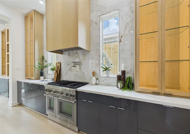 Photo 3 of Sale Pending at 508 Willard St, Houston, TX 77006 | MLS# 85307248 | Listing updated on 2026-09-03