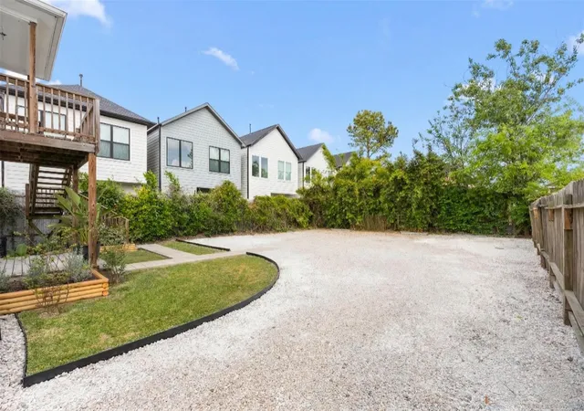 2nd image of 7 Latham St, Houston, TX 77011 | MLS# 34252457