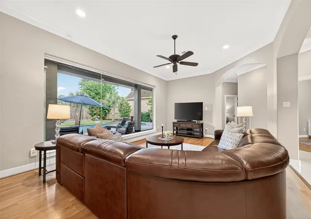 Photo 3 of Single family home for sale at 22 Stonegate Park Ct, Spring, TX 77379 | MLS# 62399984 | Listing updated on 2026-09-20