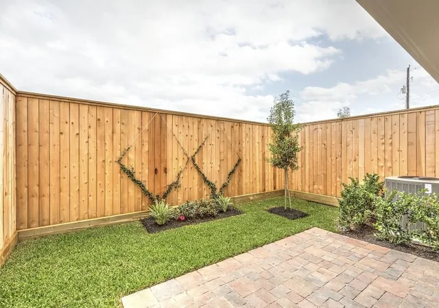 2nd image of 2722 Maxroy St, Houston, TX 77007 | MLS# 7479623