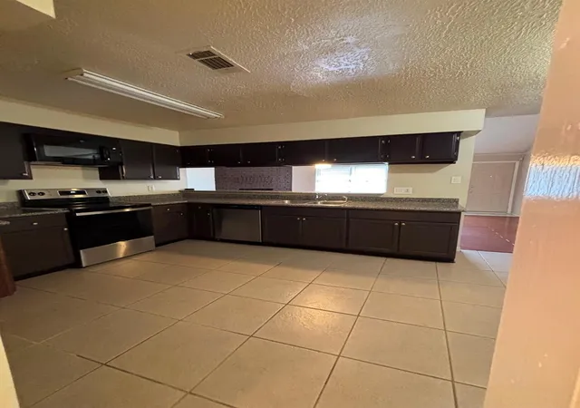 Photo 2 of Single family home for sale at 811 Whispering Pine Dr, Missouri City, TX 77489 | MLS# 79738530 | Listing updated on 2026-10-08