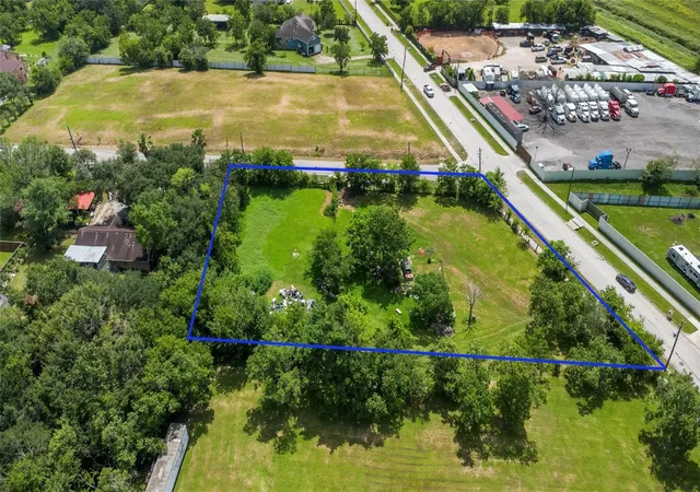 2nd image of 4410 Simsbrook Dr, Houston, TX 77045 | MLS# 54557659