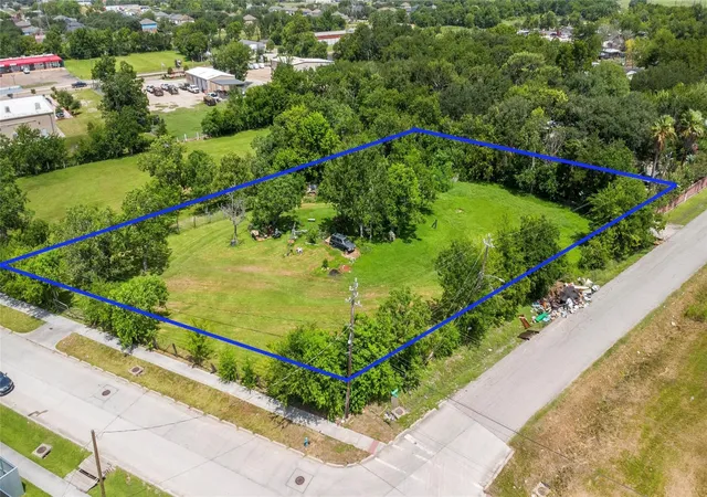 3rd image of 4410 Simsbrook Dr, Houston, TX 77045 | MLS# 54557659