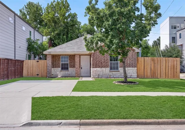 Photo 1 of Sale Pending at 1302 Shearn St, Houston, TX 77007 | MLS# 28137049 | Listing updated on 2026-09-01