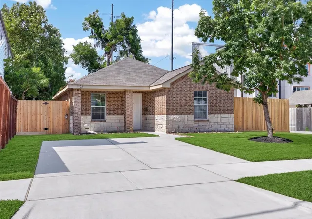 Photo 2 of Sale Pending at 1302 Shearn St, Houston, TX 77007 | MLS# 28137049 | Listing updated on 2026-09-01