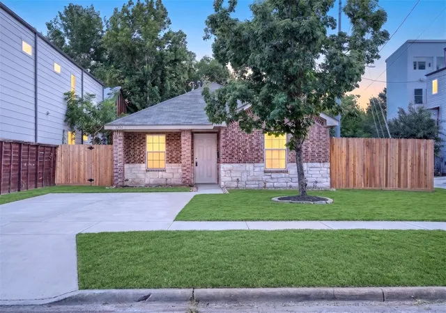 Photo 3 of Sale Pending at 1302 Shearn St, Houston, TX 77007 | MLS# 28137049 | Listing updated on 2026-09-01