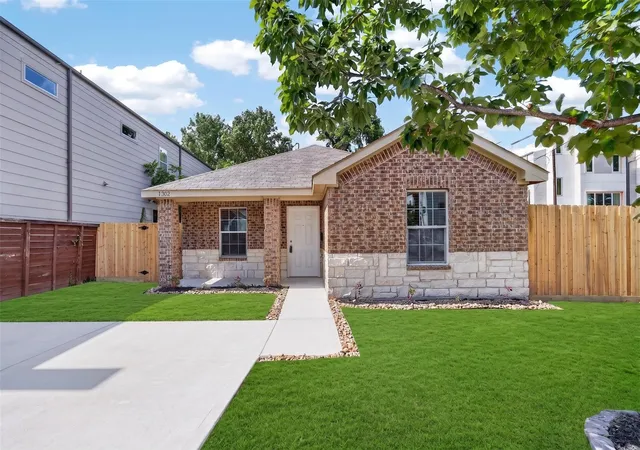 Photo 3 of Sale Pending at 1302 Shearn St, Houston, TX 77007 | MLS# 28137049 | Listing updated on 2026-09-01