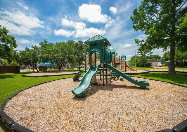 37th image of 4823 Meadowglen Dr, Pearland, TX 77584 | MLS# 38326302