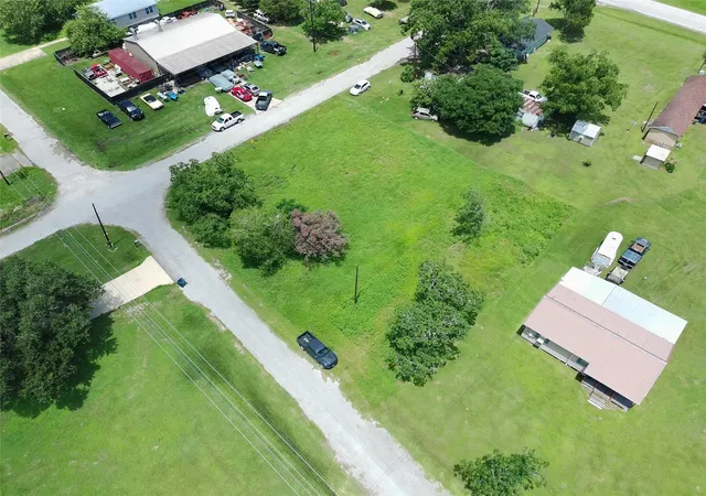 2nd image of 2702 12th St, Hempstead, TX 77445 | MLS# 15679756