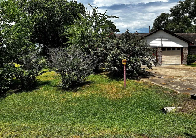 Photo 3 of Single family home for sale at 205 Honeysuckle Dr, Baytown, TX 77520 | MLS# 87402370 | Listing updated on 2026-09-10
