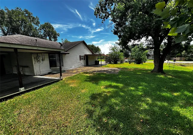 Photo 4 of Single family home for sale at 205 Honeysuckle Dr, Baytown, TX 77520 | MLS# 87402370 | Listing updated on 2026-09-10