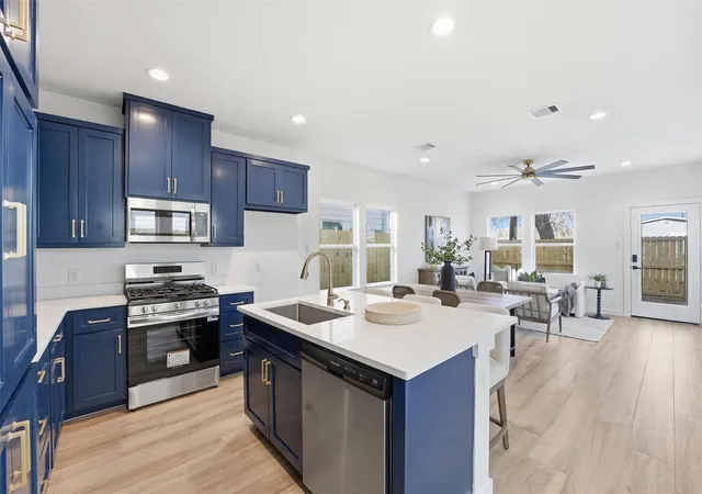 1st image of 528 N 4th St, La Porte, TX 77571 | MLS# 35845701