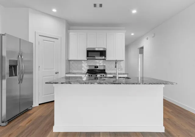 Photo 4 of Sale Pending at 1010 Paddlefish Ln, Alvin, TX 77511 | MLS# 32075953 | Listing updated on 2026-10-06