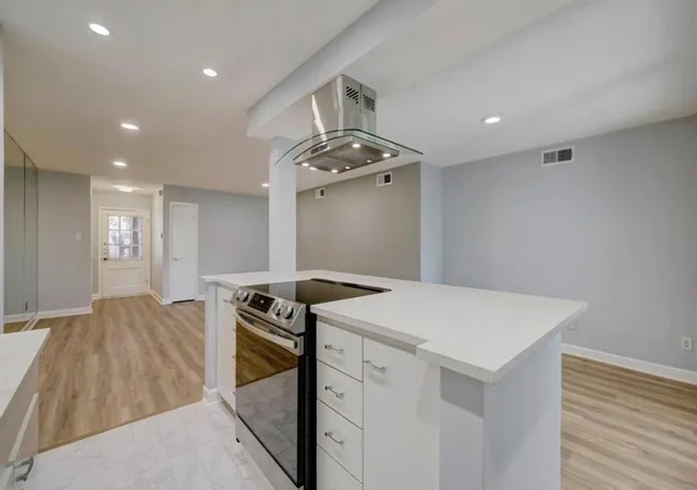 5th image of 8225 Kingsbrook Rd #116, Houston, TX 77024 | MLS# 67954662