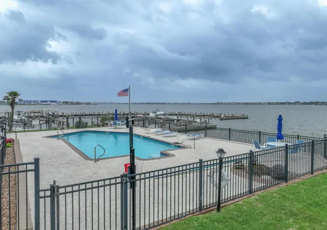 2nd image of 114 Yacht Club Ln #114, El Lago, TX 77586 | MLS# 30426419