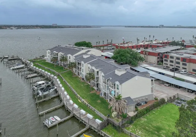 3rd image of 114 Yacht Club Ln #114, El Lago, TX 77586 | MLS# 30426419