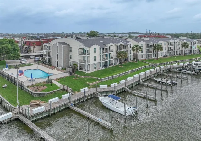 5th image of 114 Yacht Club Ln #114, El Lago, TX 77586 | MLS# 30426419