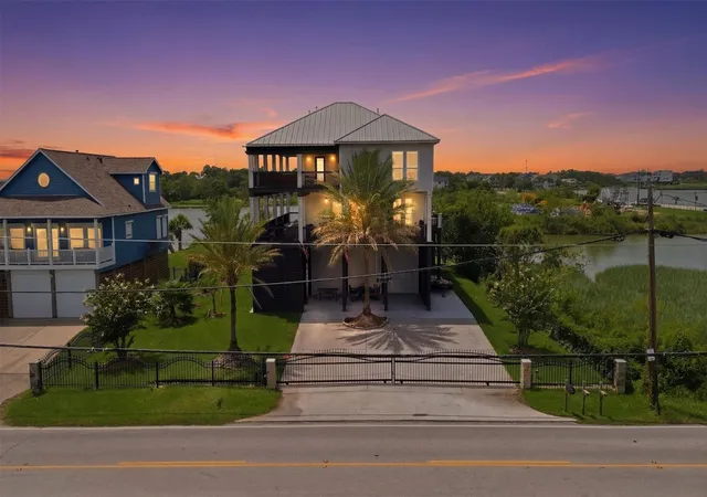 Photo 2 of Single family home for sale at 1015 Todville Rd, Seabrook, TX 77586 | MLS# 8917395 | Listing updated on 2026-09-20
