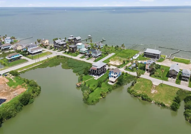Photo 3 of Single family home for sale at 1015 Todville Rd, Seabrook, TX 77586 | MLS# 8917395 | Listing updated on 2026-09-20