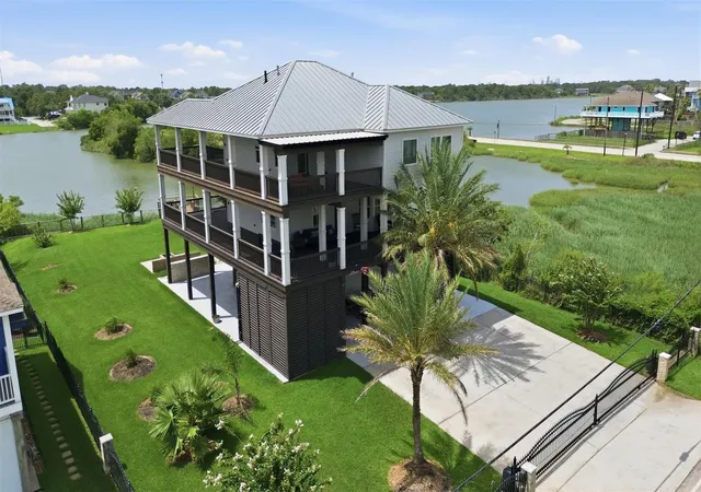 Photo 3 of Single family home for sale at 1015 Todville Rd, Seabrook, TX 77586 | MLS# 8917395 | Listing updated on 2026-09-20