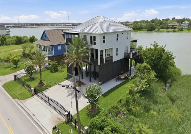 Photo 4 of Single family home for sale at 1015 Todville Rd, Seabrook, TX 77586 | MLS# 8917395 | Listing updated on 2026-09-20
