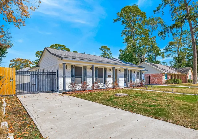 Photo 3 of Single family home for sale at 10054 Cedardale Dr, Houston, TX 77055 | MLS# 37688157 | Listing updated on 2026-08-27