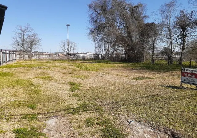 2nd image of 1112 Johnson St, Baytown, TX 77520 | MLS# 6128083