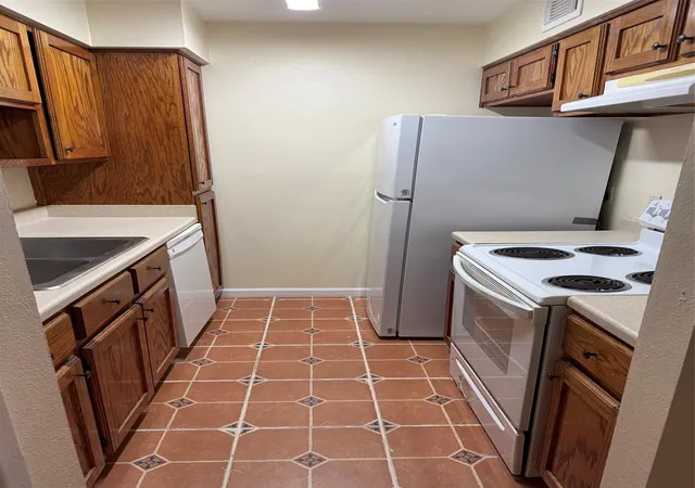 Listing Photo 4 - Condo for sale in building located at 8419 Hearth Dr, Houston, TX 77054 - Unit #1