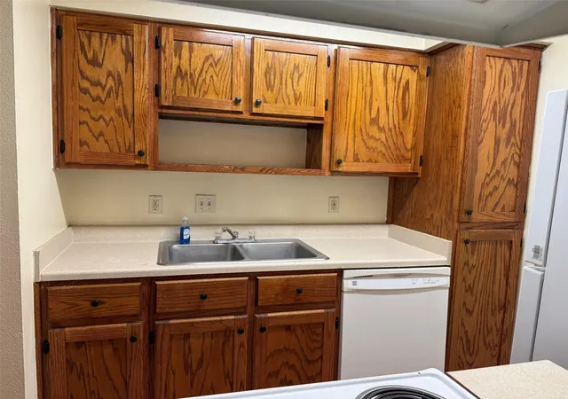Listing Photo 5 - Condo for sale in building located at 8419 Hearth Dr, Houston, TX 77054 - Unit #1