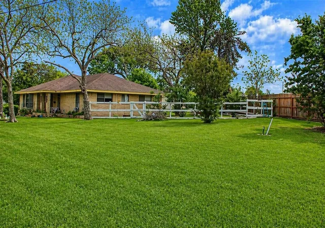 2nd image of 206 Riverside St, Highlands, TX 77562 | MLS# 47800652