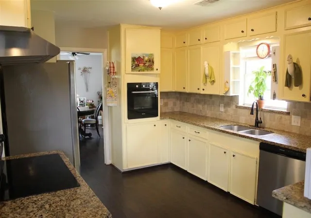 4th image of 206 Riverside St, Highlands, TX 77562 | MLS# 47800652