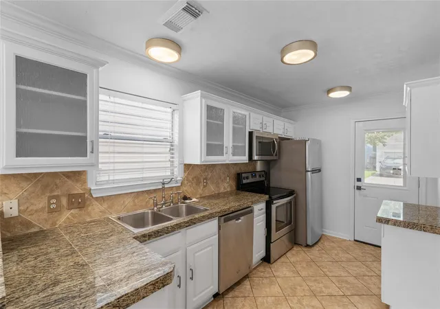Photo 3 of Sale Pending at 1216 Cleveland St, Houston, TX 77019 | MLS# 22903529 | Listing updated on 2026-09-15