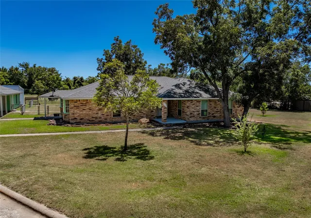 2nd image of 778 E Bellville St, Giddings, TX 78942 | MLS# 65070048